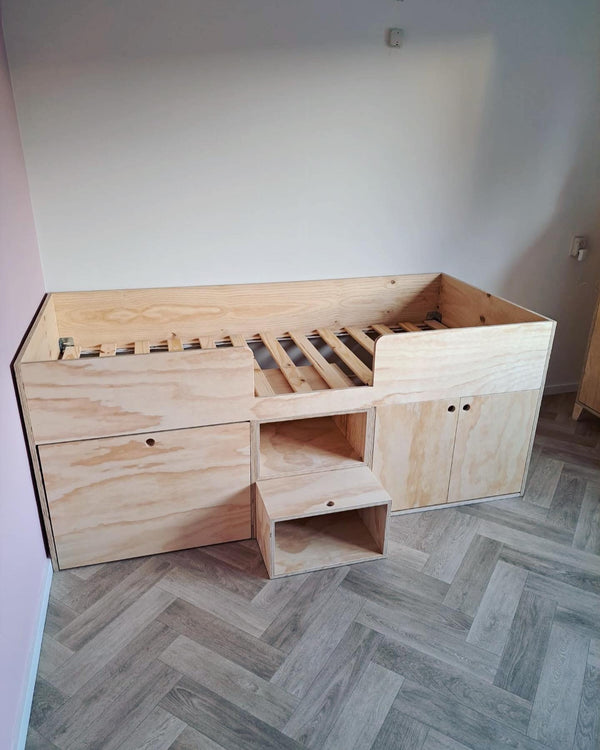 Kinderbed met Lade & Deurtjes – Fins Grenen Underlayment