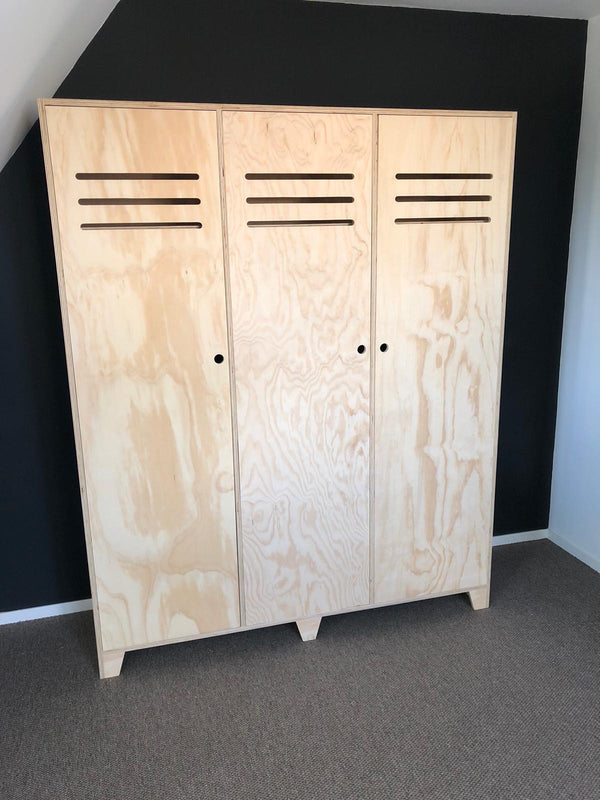 Stoere & stijlvolle 3-deurs kledingkast van Fins underlayment