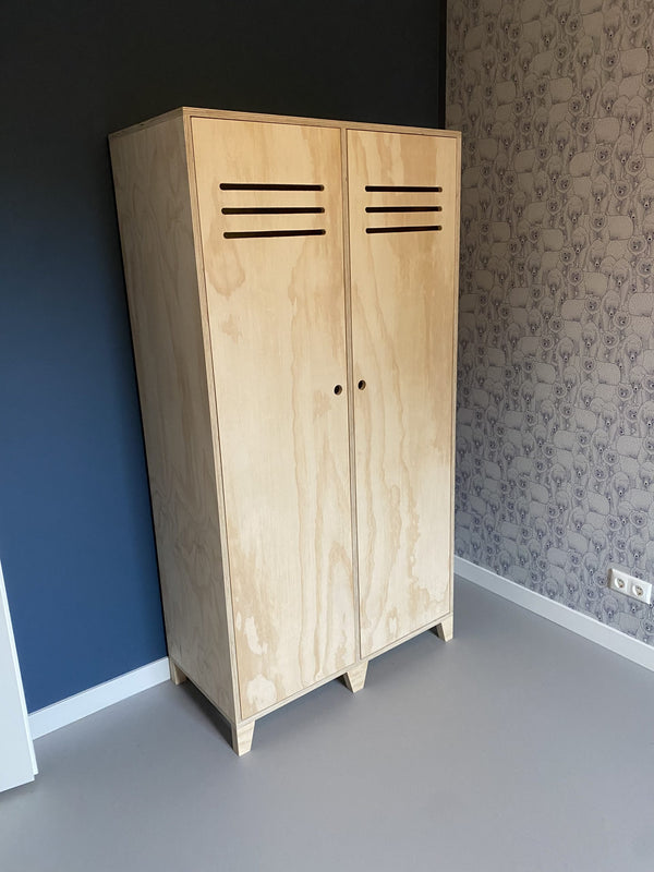 Stoere 2-deurs kledingkast van Fins underlayment